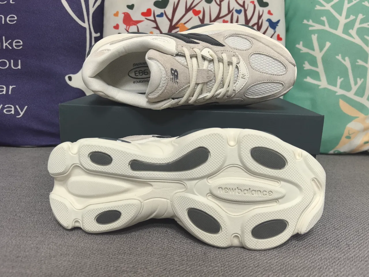 New Balance 9060 حذاء رياضي أبيض ورمادي فاتح سميك 2