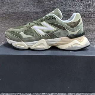 New Balance Vert Armée, Beige, Olive Daim et Maille Supérieur Semelle Sculptée Multi-Densité Semelle intermédiaire Baskets Chunky