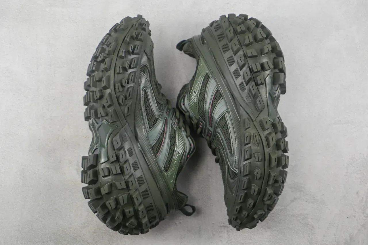 New Balance Vert Armée Silhouette Rugged Semelle à Picots Chaussures Chunky 2