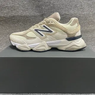 New Balance حذاء رياضي كاجوال سميك بلون بيج وأسود مع midsole منحوت و upper مزيج من شبك و سويد