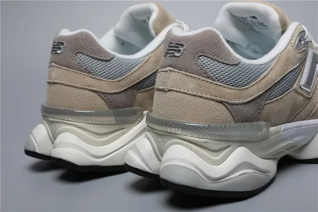 New Balance Chaussures lifestyle beige et gris avec semelle moyenne chunky en suède et mesh supérieur 2