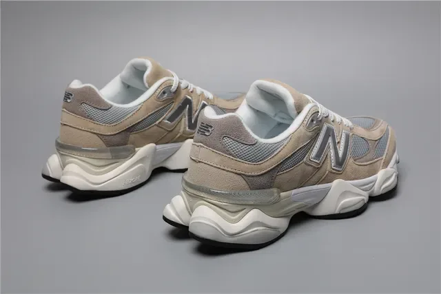 New Balance Chaussures lifestyle beige et gris avec semelle moyenne chunky en suède et mesh supérieur 3