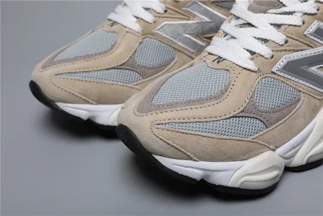 New Balance Chaussures lifestyle beige et gris avec semelle moyenne chunky en suède et mesh supérieur 4