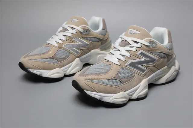 New Balance Chaussures lifestyle beige et gris avec semelle moyenne chunky en suède et mesh supérieur 5