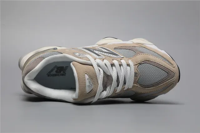 New Balance Chaussures lifestyle beige et gris avec semelle moyenne chunky en suède et mesh supérieur 7