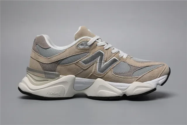 New Balance Chaussures lifestyle beige et gris avec semelle moyenne chunky en suède et mesh supérieur 8