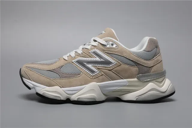 New Balance Chaussures lifestyle beige et gris avec semelle moyenne chunky en suède et mesh supérieur 9