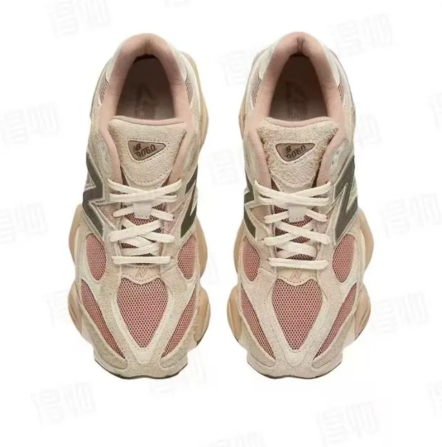 New Balance Beige Pink Tênis Chunky com upper mixto de camurça e malha, sola intermediária 4