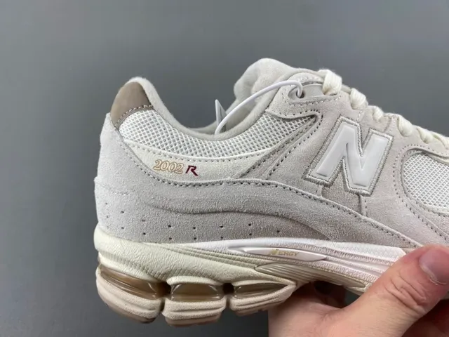 New Balance Beige White Mesh And Suede Upper Dual-Density Foam Midsole Lifestyle Sneakers 3