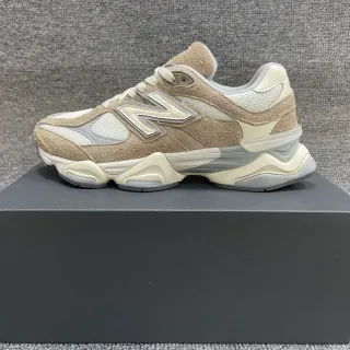 New Balance Beige Blanc Semelle Multi-Couche Suede Et Panneau De Maille Sneakers Chunky