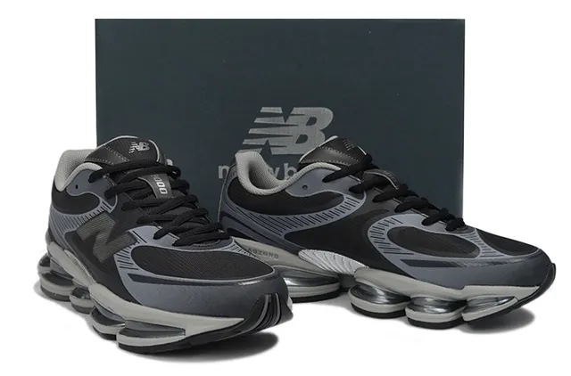 New Balance أحذية رياضية أسلوب حياة أسود رمادي وسط شفاف مقسم Pod شبكي وتداخل مواد اصطناعية 5