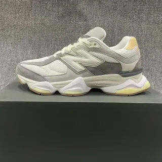 New Balance Chaussures Chunky Gris Beige Semelle à couches Partie supérieure maille et daim mélangée