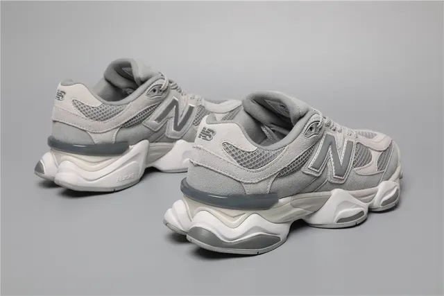 New Balance Gris Blanc Stratifié Maille Et Daim Supérieur Oversized 'N' Logo Sneakers Lifestyle 3
