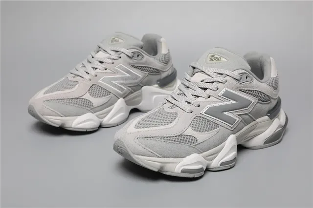New Balance Gris Blanc Stratifié Maille Et Daim Supérieur Oversized 'N' Logo Sneakers Lifestyle 5