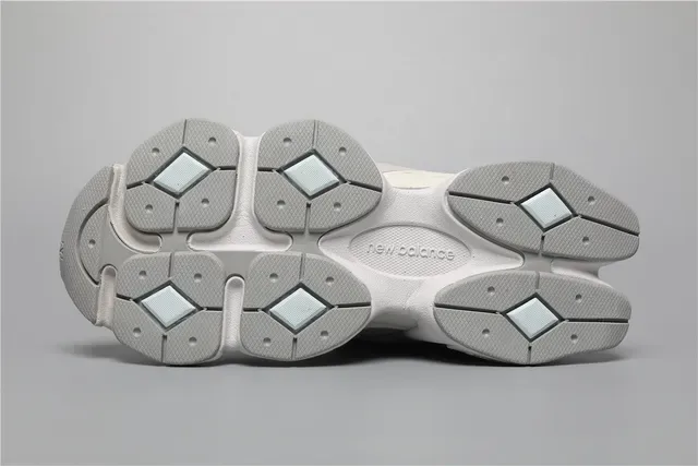 New Balance Gris Blanc Stratifié Maille Et Daim Supérieur Oversized 'N' Logo Sneakers Lifestyle 6