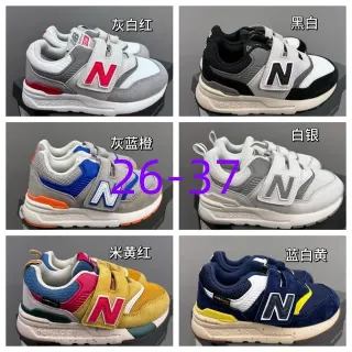 New Balance حذاء أسلوب حياة رمادي أبيض مع إغلاق حزام Velcro وعلية شبكة سويدي مقسمة