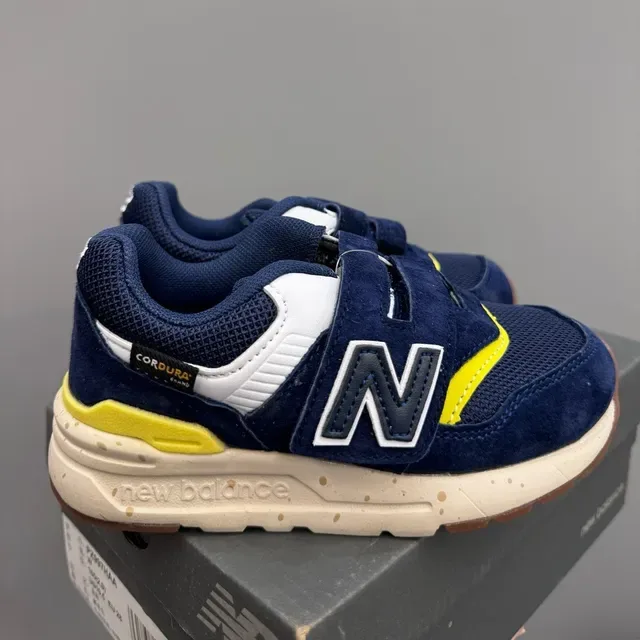 New Balance Chaussures Lifestyle Gris Blanc à Fermeture Velcro avec Sangle, Haut en Maille-Suede à Couches 23