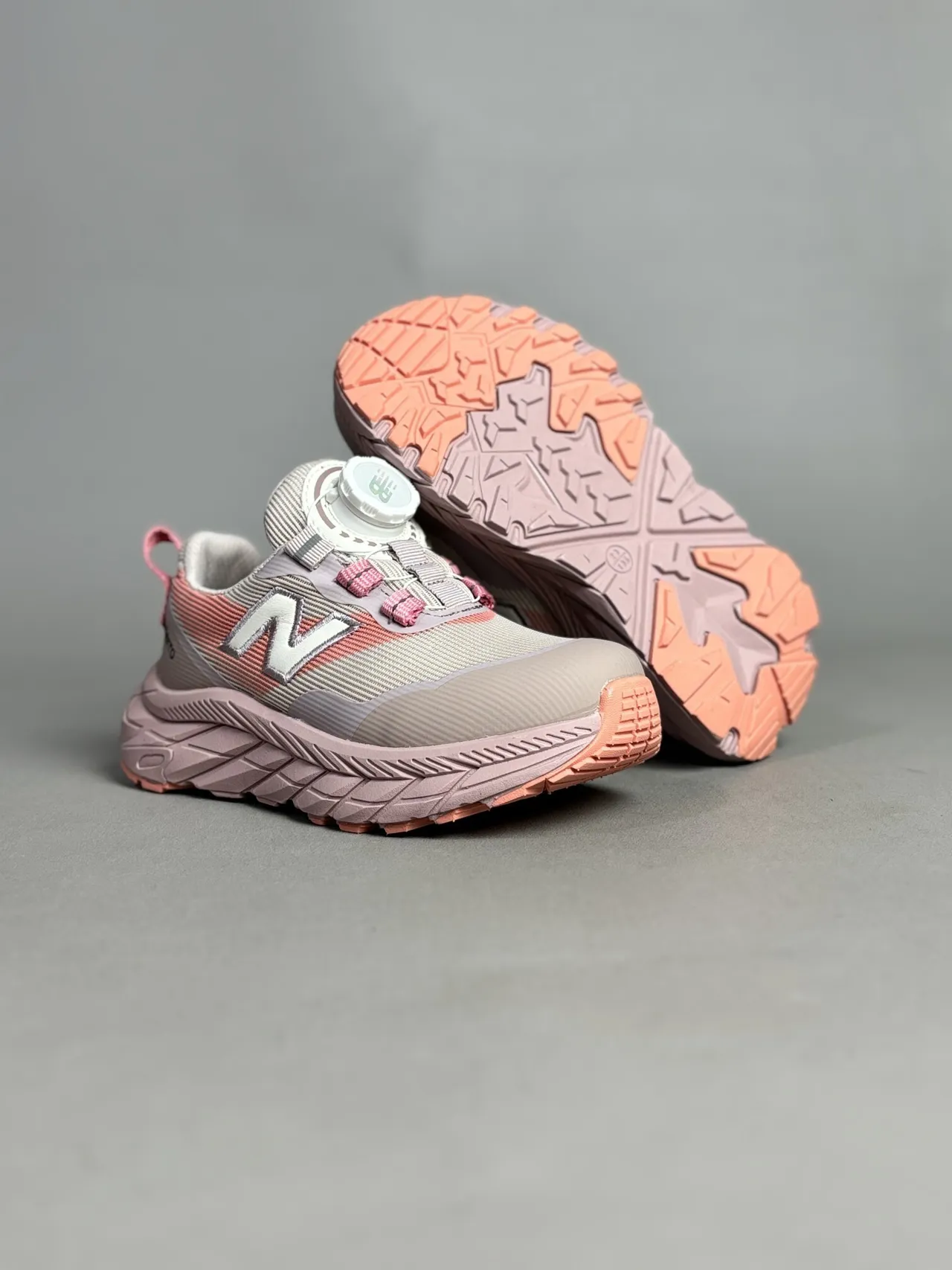 New Balance Hiero حذاء رياضي وردي بيج سميك 10