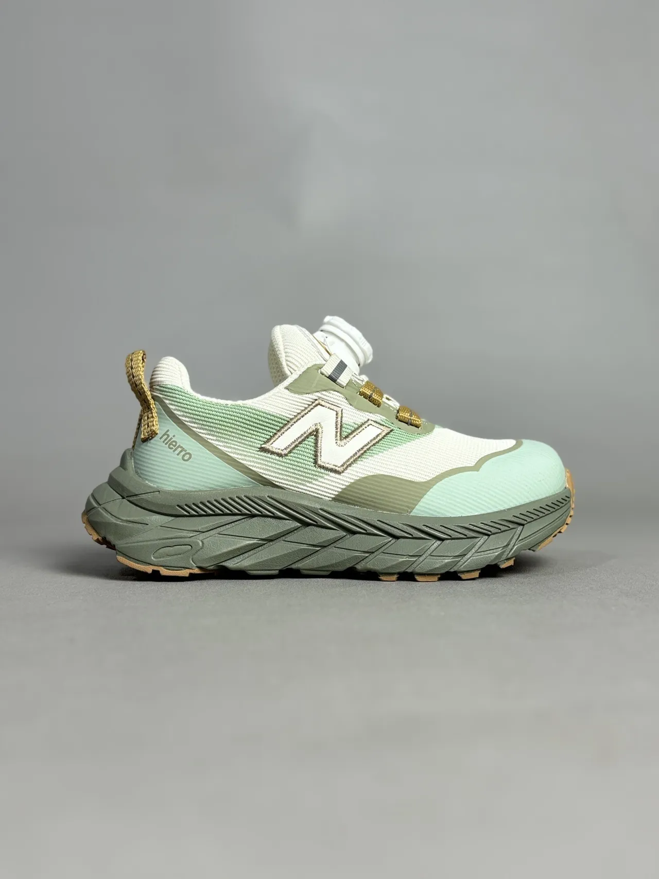 New Balance Hiero حذاء رياضي وردي بيج سميك 24