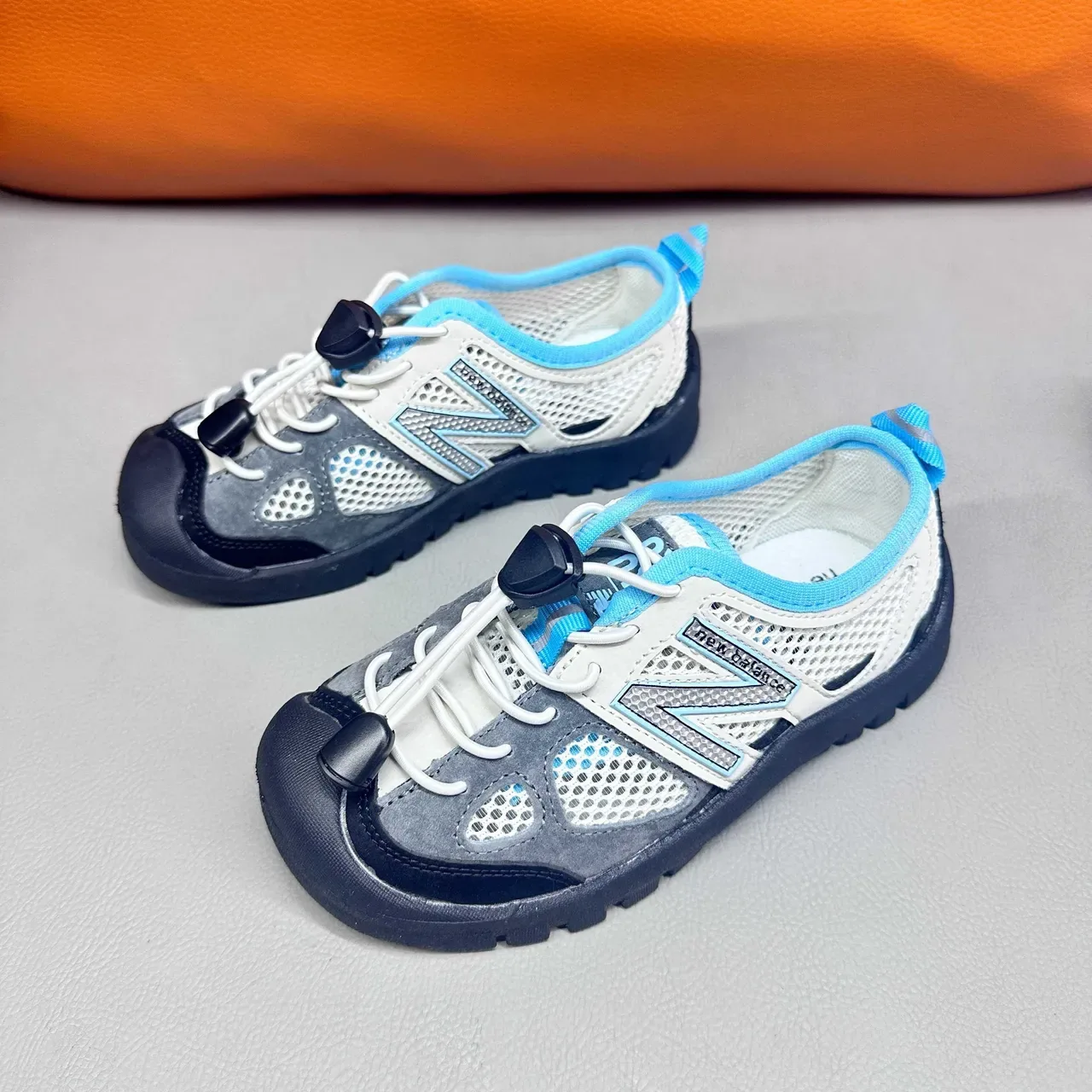 New Balance Tênis rosa roxo com upper de malha, sem cadarço, fechamento toggle 7