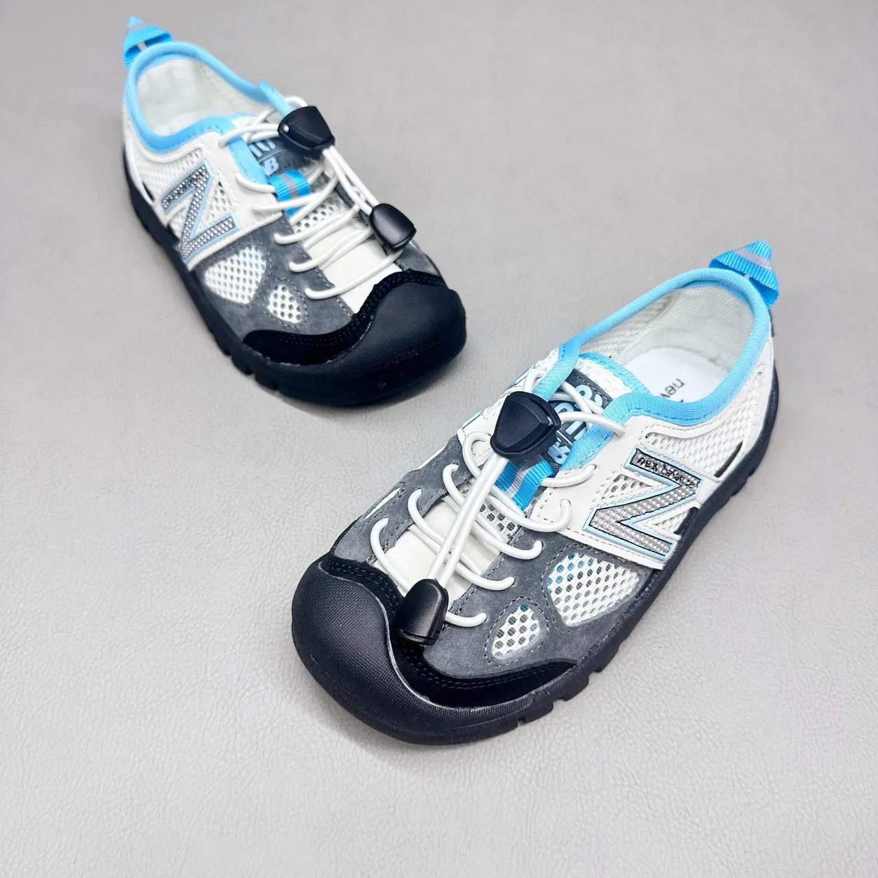 New Balance Tênis rosa roxo com upper de malha, sem cadarço, fechamento toggle 15