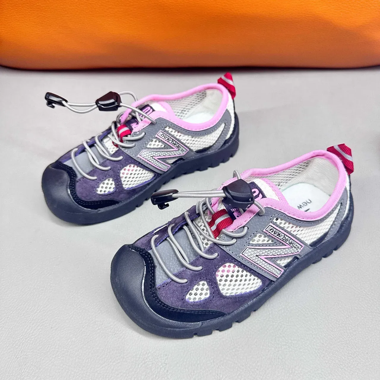 New Balance Tênis rosa roxo com upper de malha, sem cadarço, fechamento toggle 16