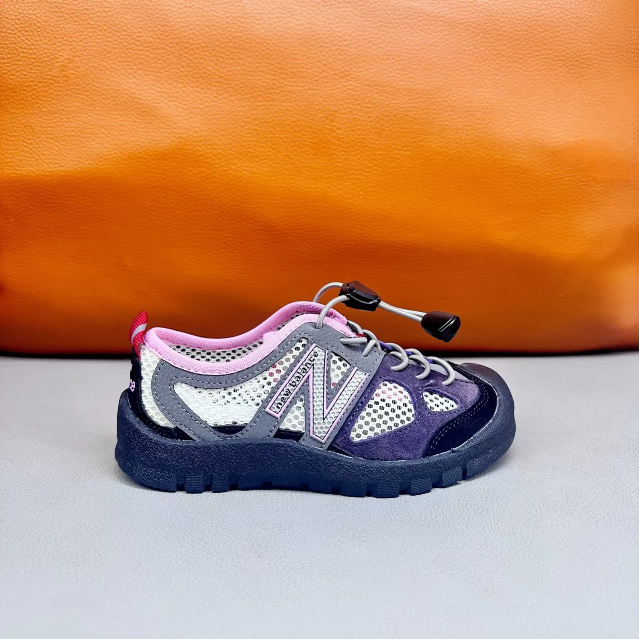New Balance Tênis rosa roxo com upper de malha, sem cadarço, fechamento toggle 17
