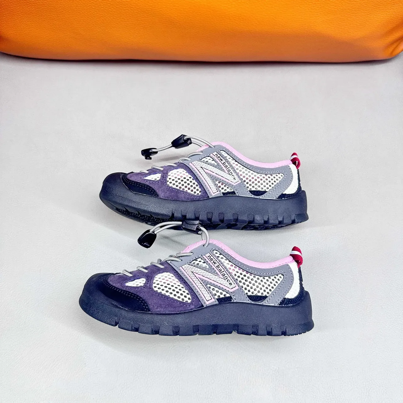 New Balance Tênis rosa roxo com upper de malha, sem cadarço, fechamento toggle 18