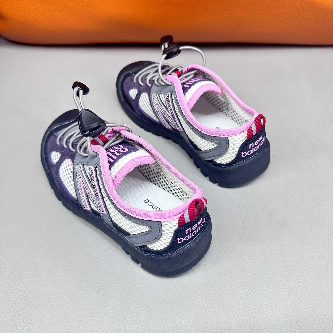 New Balance Tênis rosa roxo com upper de malha, sem cadarço, fechamento toggle 19