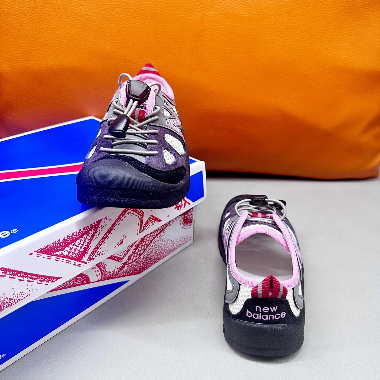 New Balance Tênis rosa roxo com upper de malha, sem cadarço, fechamento toggle 20