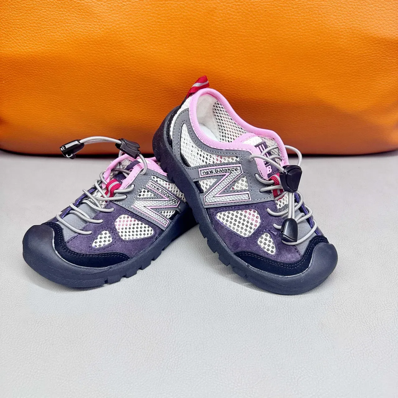 New Balance Tênis rosa roxo com upper de malha, sem cadarço, fechamento toggle 21