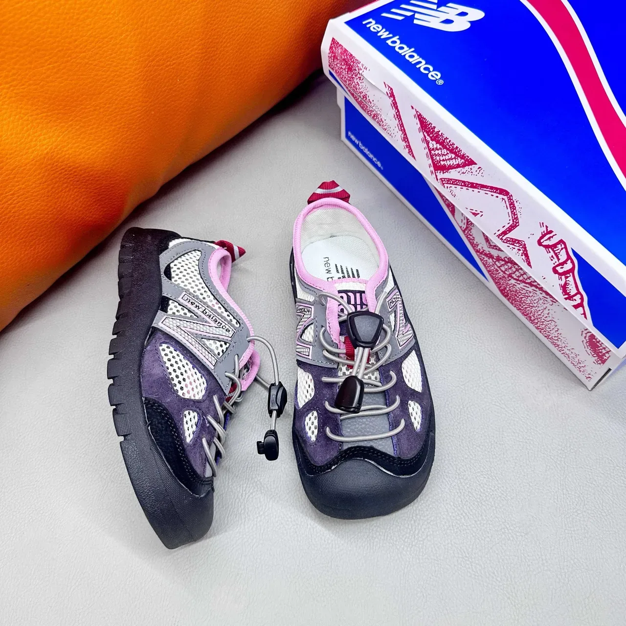 New Balance Tênis rosa roxo com upper de malha, sem cadarço, fechamento toggle 22