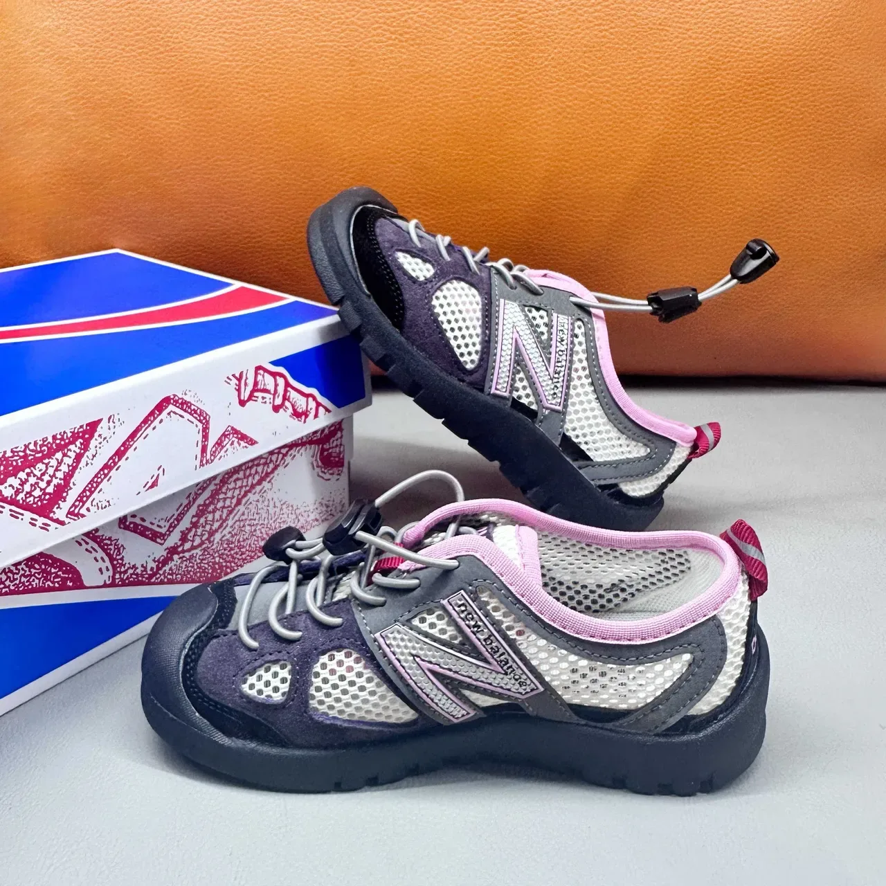 New Balance Tênis rosa roxo com upper de malha, sem cadarço, fechamento toggle 23