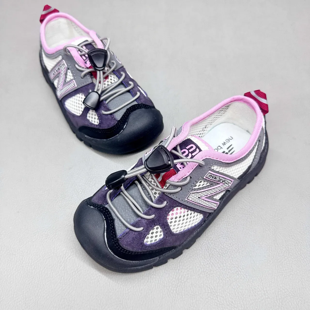 New Balance Tênis rosa roxo com upper de malha, sem cadarço, fechamento toggle 24