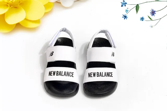 New Balance صندل كاجوال وردي من حزامتين مع إغلاق فيلكرو 15