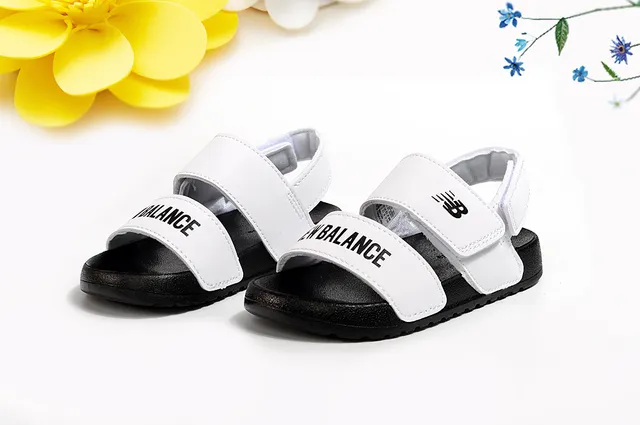 New Balance صندل كاجوال وردي من حزامتين مع إغلاق فيلكرو 22