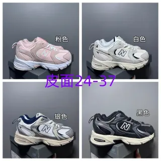 New Balance حذاء رياضي وردي أبيض مع midsole كثيفة وجزء علوي من مواد مختلطة