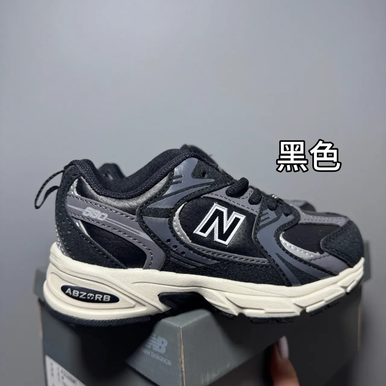New Balance حذاء رياضي وردي أبيض مع midsole كثيفة وجزء علوي من مواد مختلطة 3