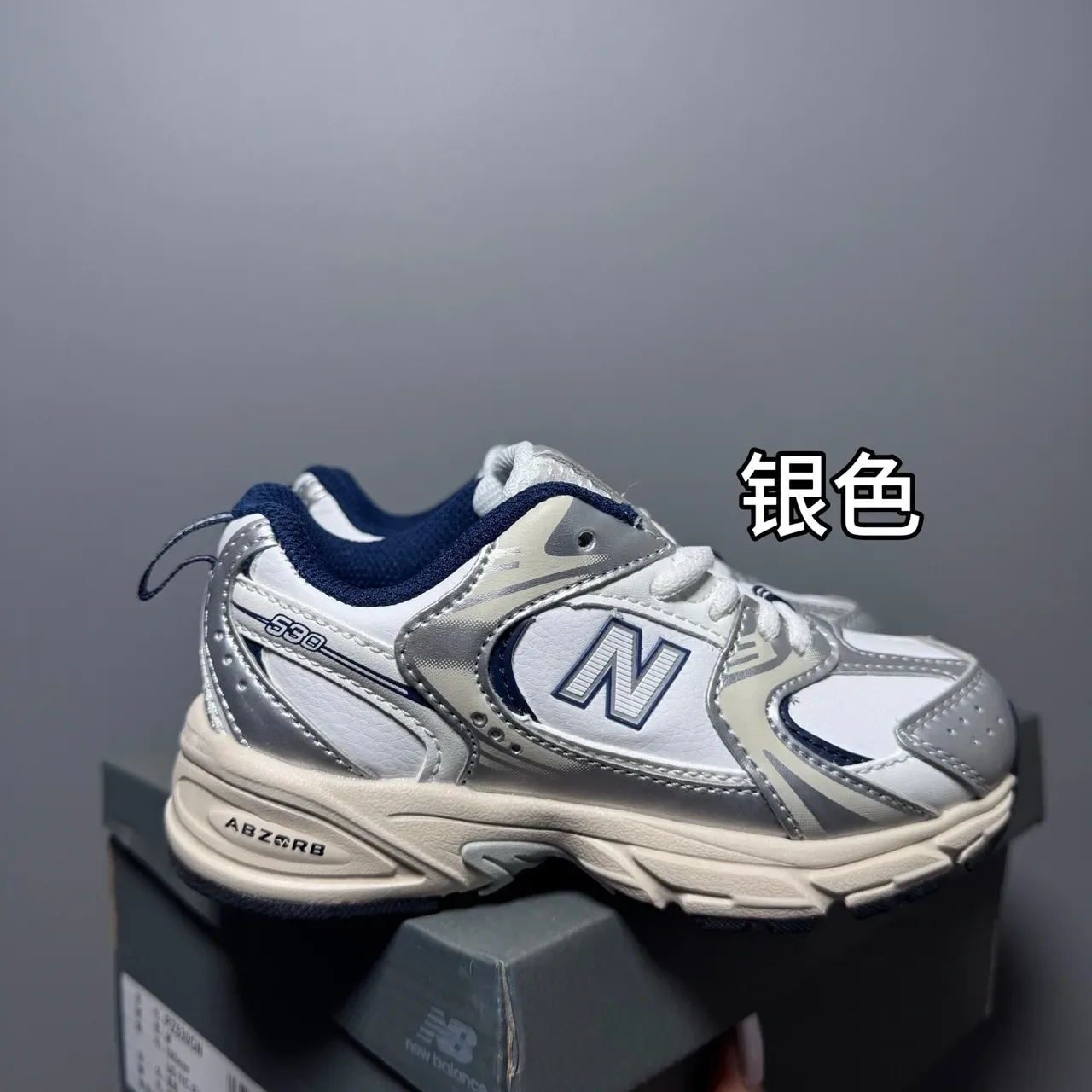 New Balance حذاء رياضي وردي أبيض مع midsole كثيفة وجزء علوي من مواد مختلطة 4