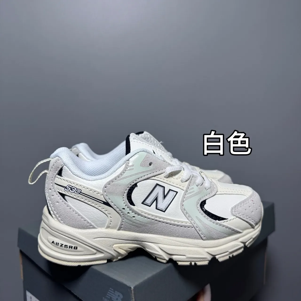 New Balance حذاء رياضي وردي أبيض مع midsole كثيفة وجزء علوي من مواد مختلطة 5