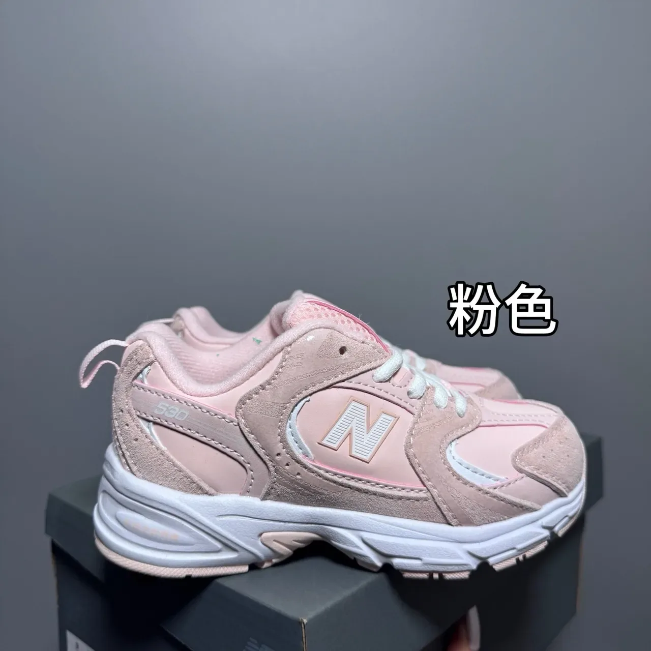 New Balance حذاء رياضي وردي أبيض مع midsole كثيفة وجزء علوي من مواد مختلطة 6