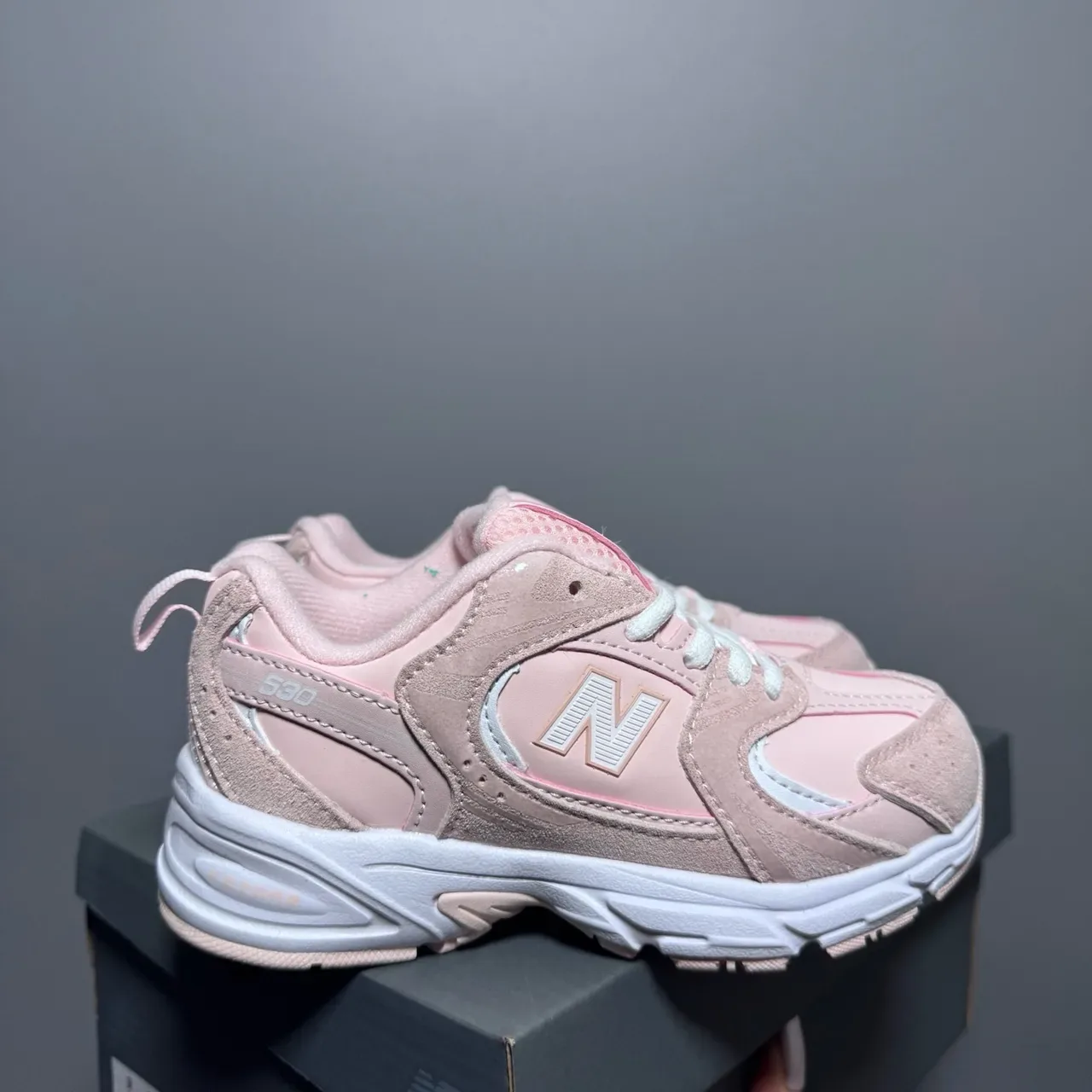 New Balance حذاء رياضي وردي أبيض مع midsole كثيفة وجزء علوي من مواد مختلطة 7