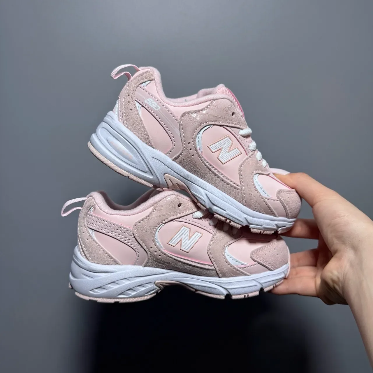 New Balance حذاء رياضي وردي أبيض مع midsole كثيفة وجزء علوي من مواد مختلطة 8