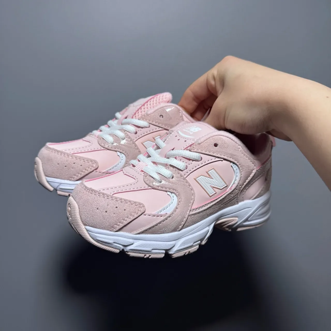 New Balance حذاء رياضي وردي أبيض مع midsole كثيفة وجزء علوي من مواد مختلطة 9