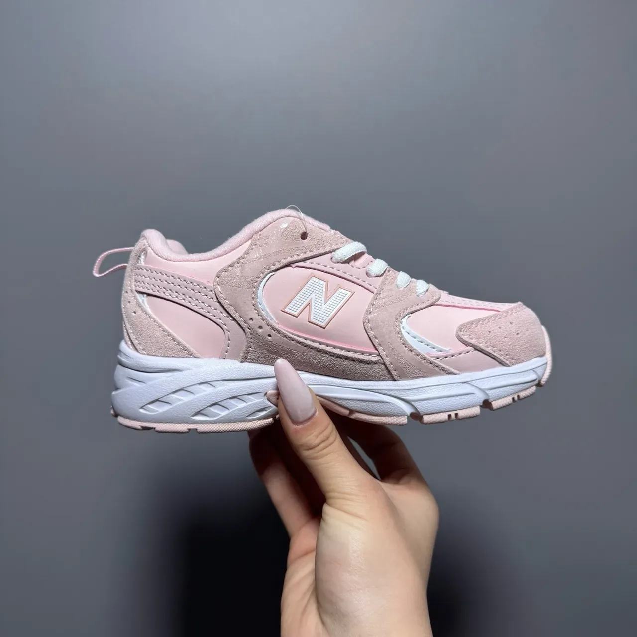 New Balance حذاء رياضي وردي أبيض مع midsole كثيفة وجزء علوي من مواد مختلطة 10