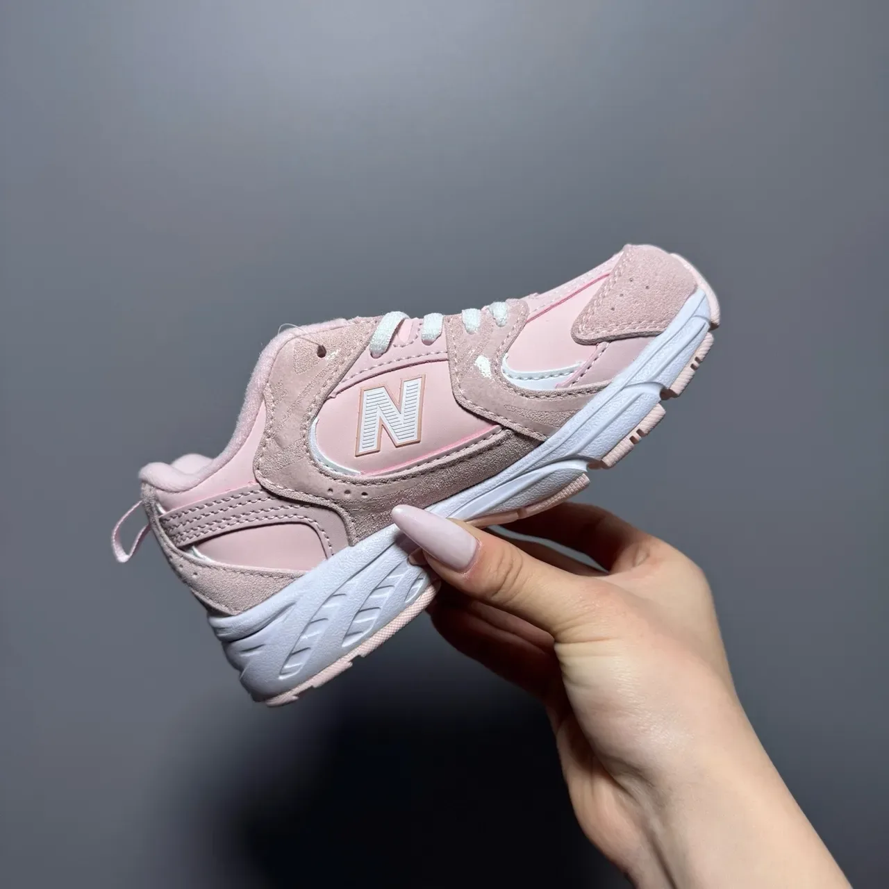 New Balance حذاء رياضي وردي أبيض مع midsole كثيفة وجزء علوي من مواد مختلطة 11