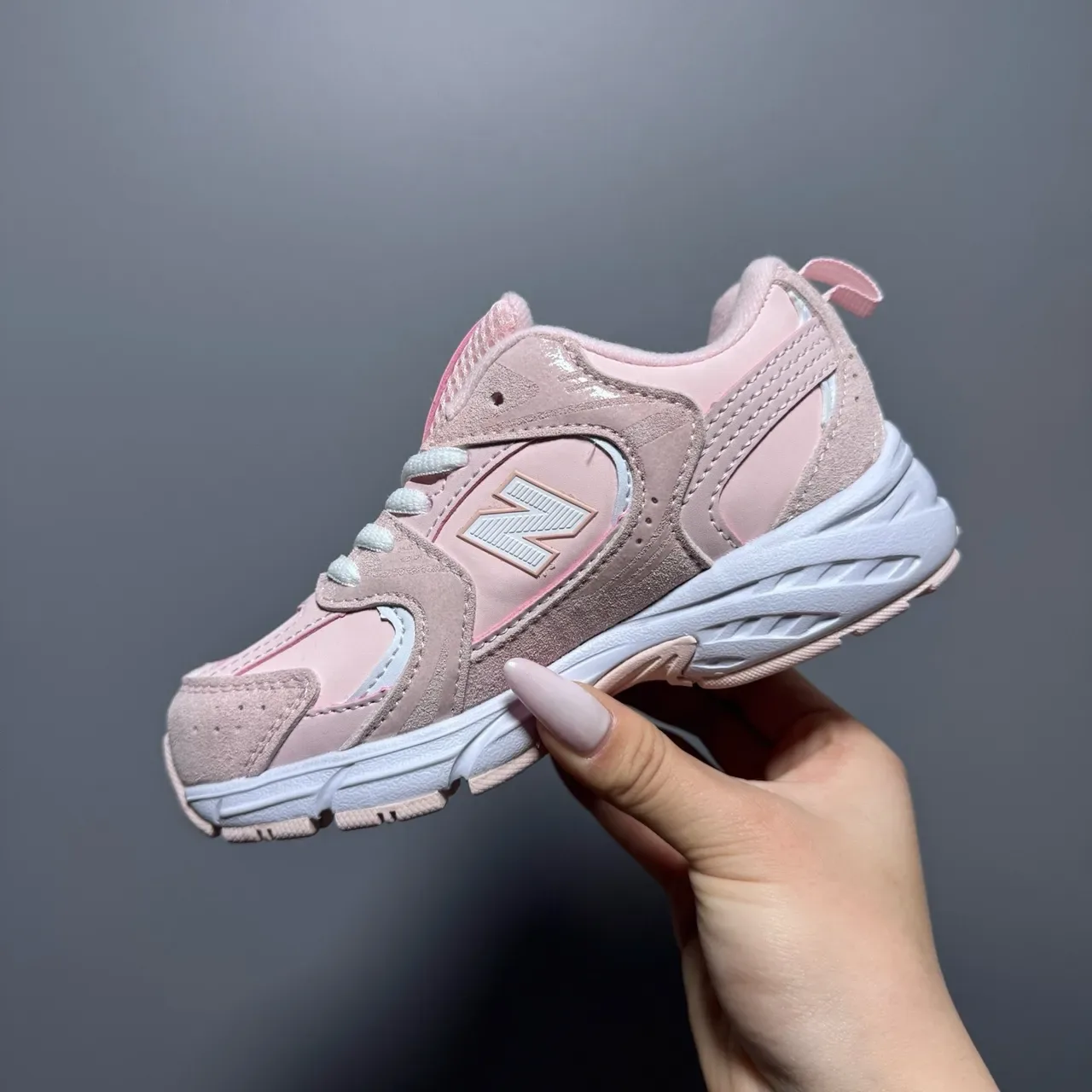 New Balance حذاء رياضي وردي أبيض مع midsole كثيفة وجزء علوي من مواد مختلطة 12
