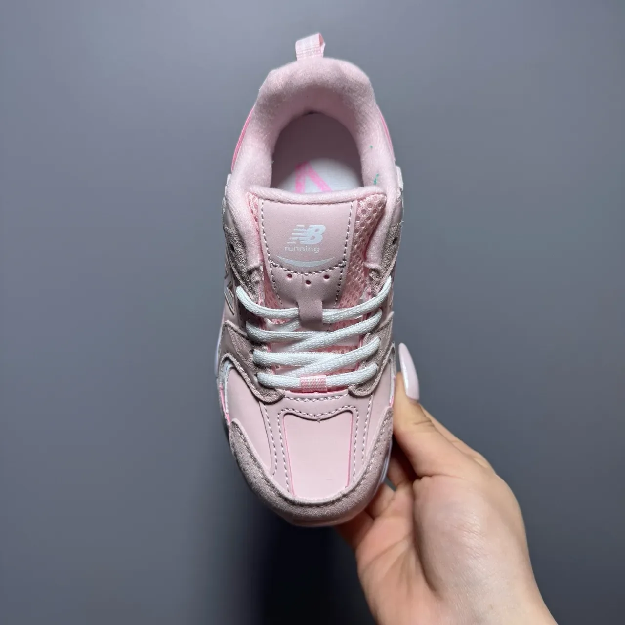 New Balance حذاء رياضي وردي أبيض مع midsole كثيفة وجزء علوي من مواد مختلطة 13