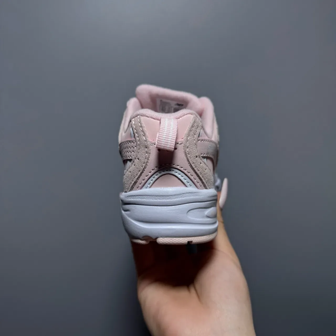 New Balance حذاء رياضي وردي أبيض مع midsole كثيفة وجزء علوي من مواد مختلطة 14