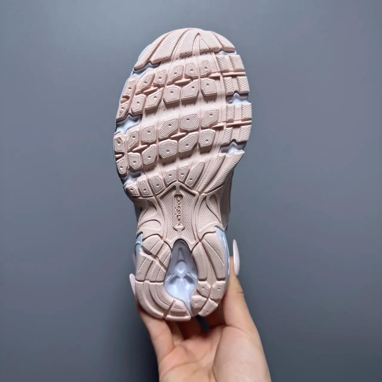 New Balance حذاء رياضي وردي أبيض مع midsole كثيفة وجزء علوي من مواد مختلطة 15
